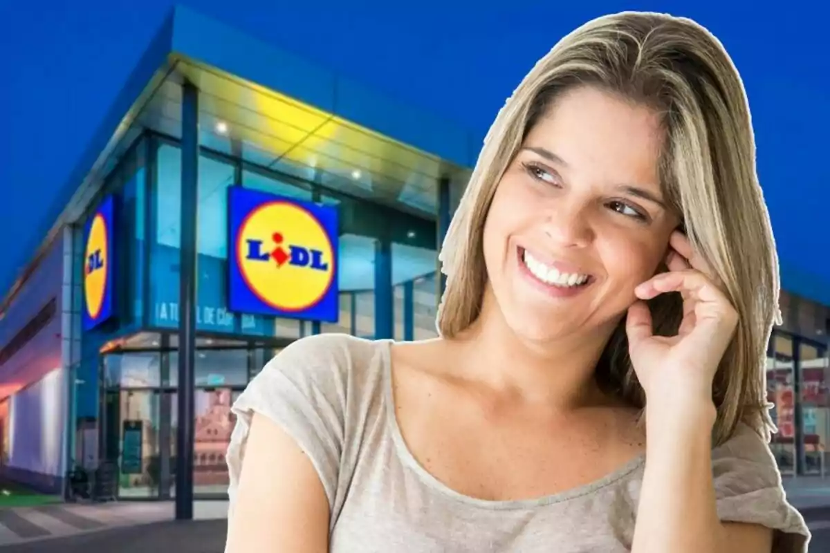 Mujer sonriendo frente a una tienda de Lidl.