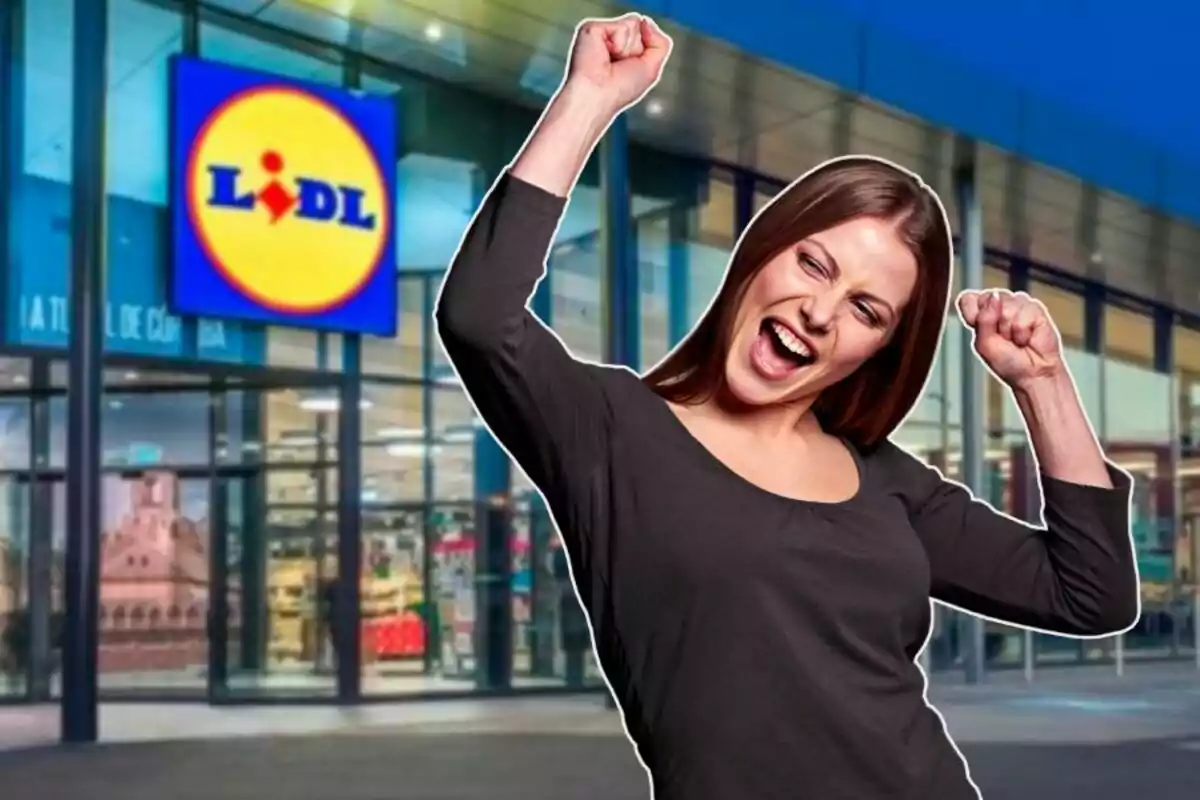 Mujer sonriente levantando los brazos frente a una tienda Lidl.