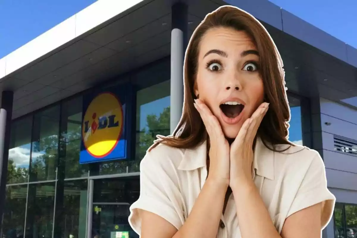 Mujer sorprendida frente a la entrada de un supermercado Lidl.