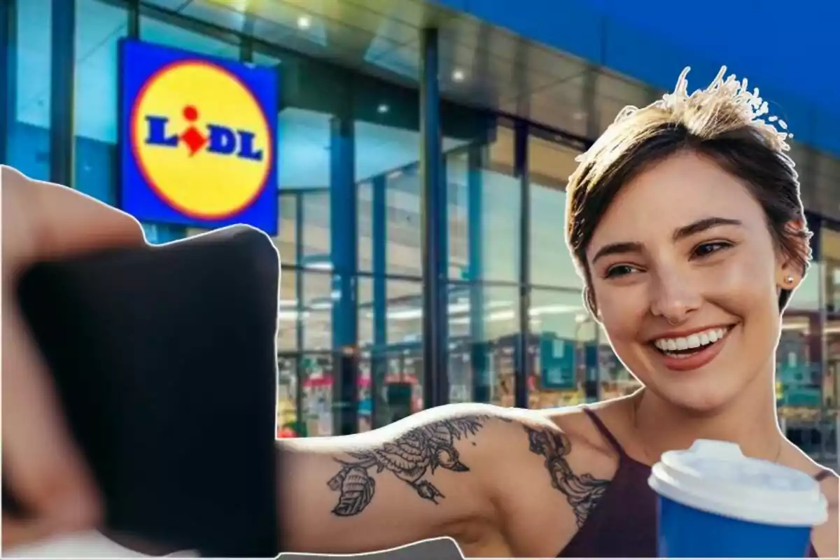 Una persona sonriendo mientras se toma una selfie frente a una tienda Lidl, sosteniendo un vaso azul.