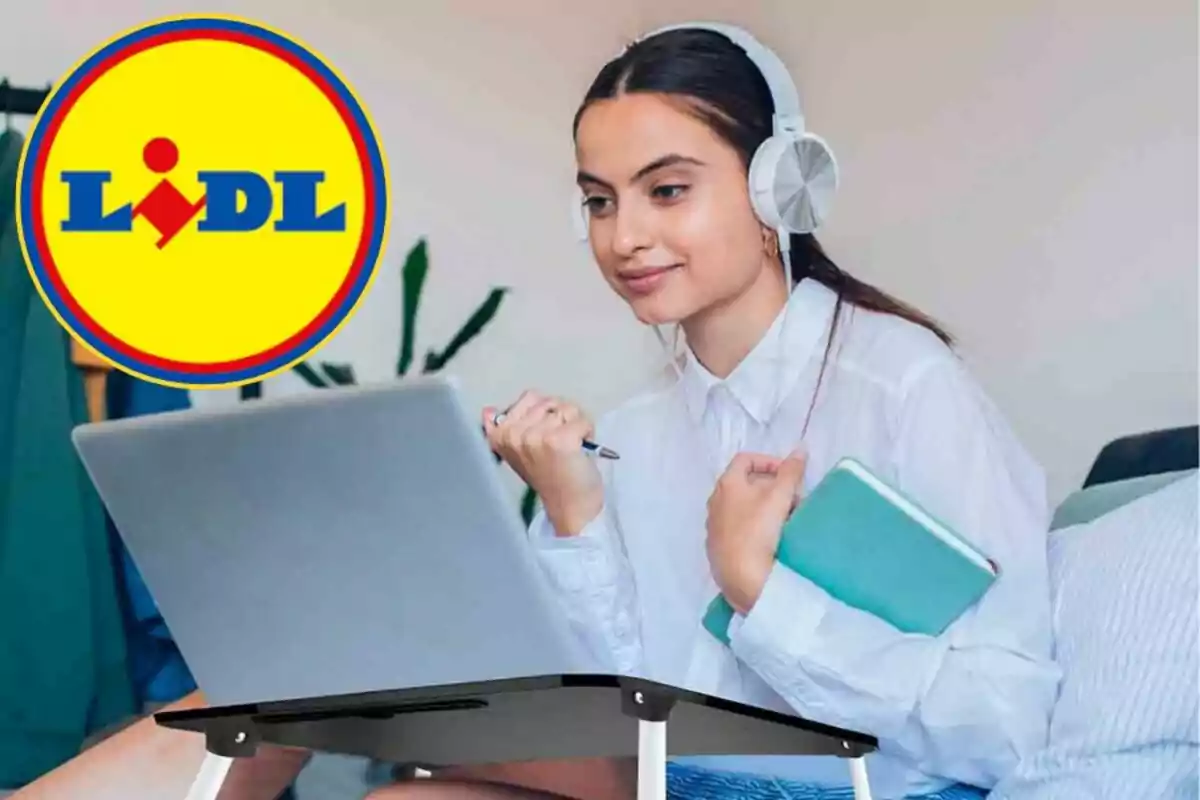 Una persona con auriculares usando una computadora portátil en una mesa pequeña con el logo de Lidl en la esquina.