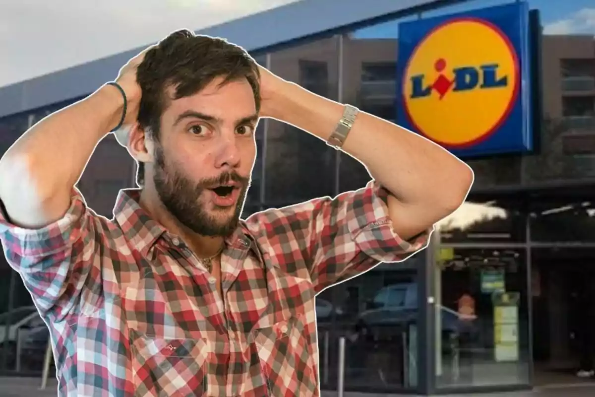 Un hombre con expresión de sorpresa frente a una tienda de Lidl.