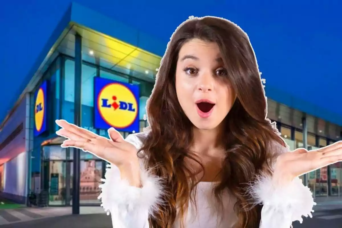 Una mujer sorprendida frente a una tienda de Lidl.