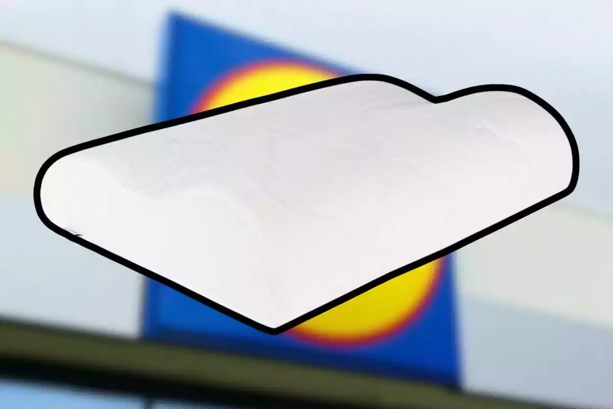Una almohada ergonómica blanca con fondo desenfocado de un edificio con un logotipo colorido. Una almohada ergonómica blanca con fondo desenfocado de un edificio con un logotipo colorido.