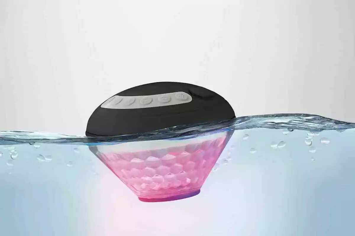 Un altavoz flotante con luces LED de colores en el agua. Un altavoz flotante con luces LED de colores en el agua.