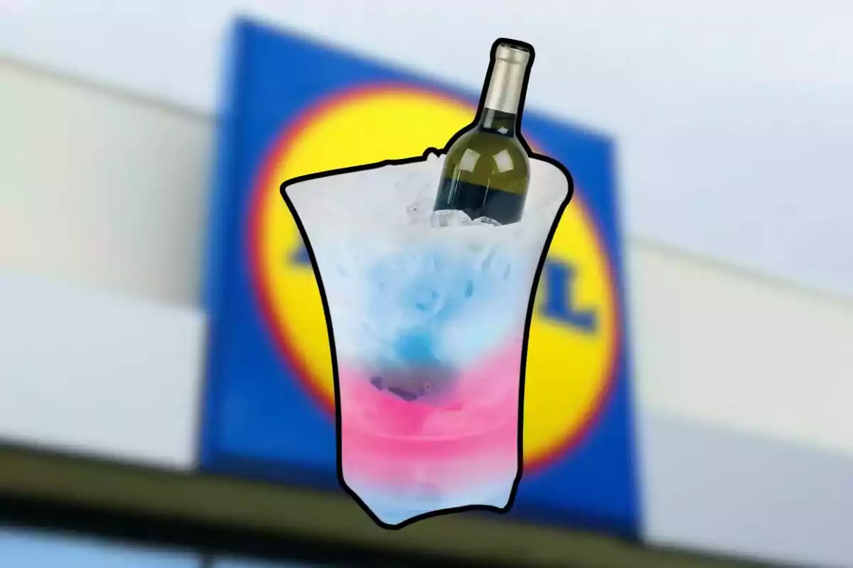 Una botella de vino en un cubo de hielo con un fondo borroso de un logotipo. Una botella de vino en un cubo de hielo con un fondo borroso de un logotipo.