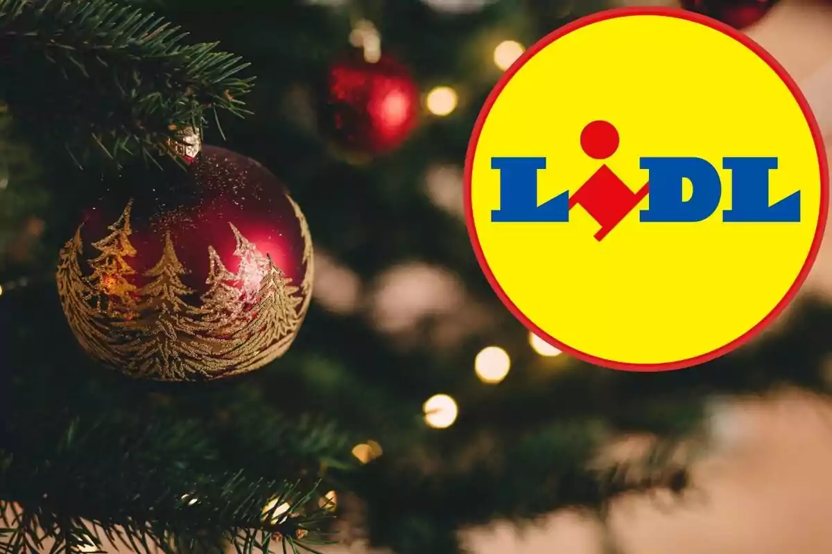 Adorno navideño rojo con diseño de árboles en un árbol de Navidad junto al logotipo de Lidl.