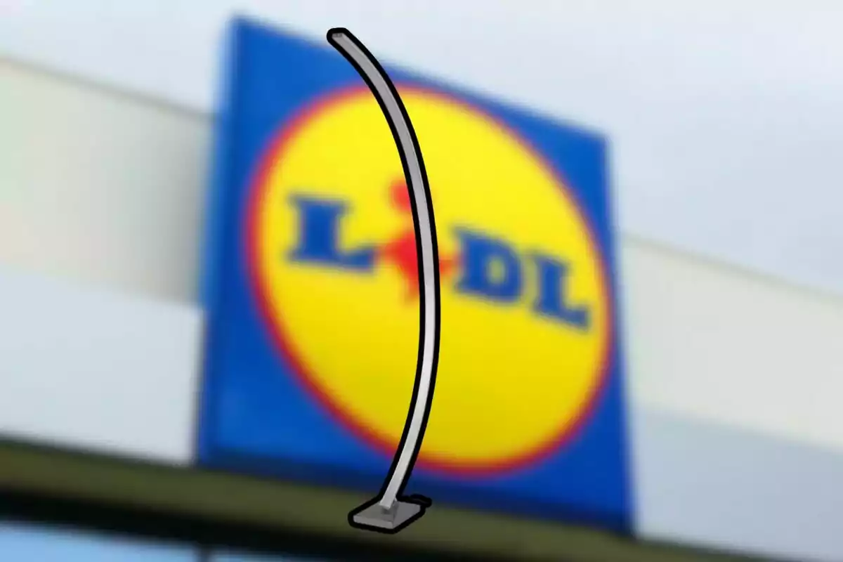 Un letrero borroso de una tienda Lidl con un objeto curvado en primer plano Un letrero borroso de una tienda Lidl con un objeto curvado en primer plano
