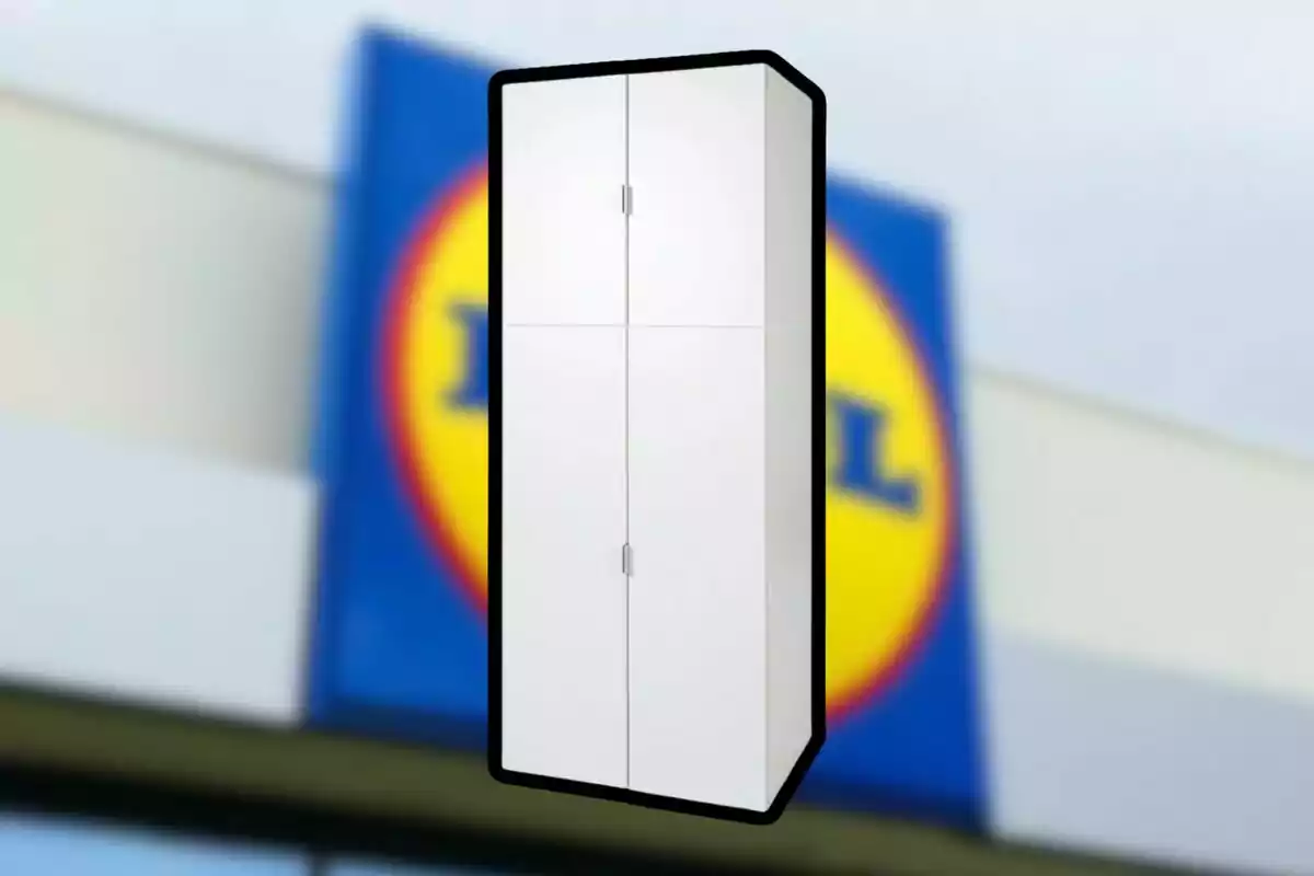Armario blanco de cuatro puertas con fondo desenfocado de una tienda Lidl Armario blanco de cuatro puertas con fondo desenfocado de una tienda Lidl