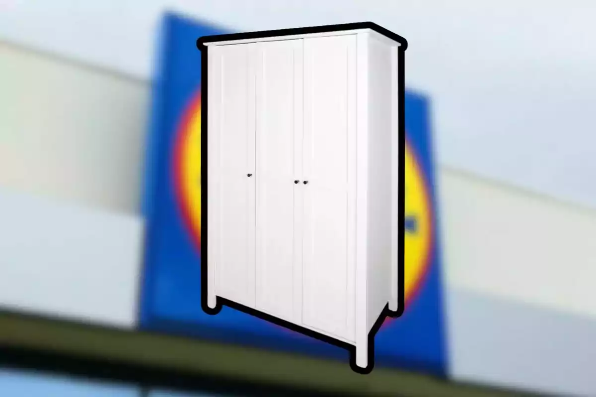 Armario blanco de tres puertas con fondo desenfocado de una tienda Armario blanco de tres puertas con fondo desenfocado de una tienda