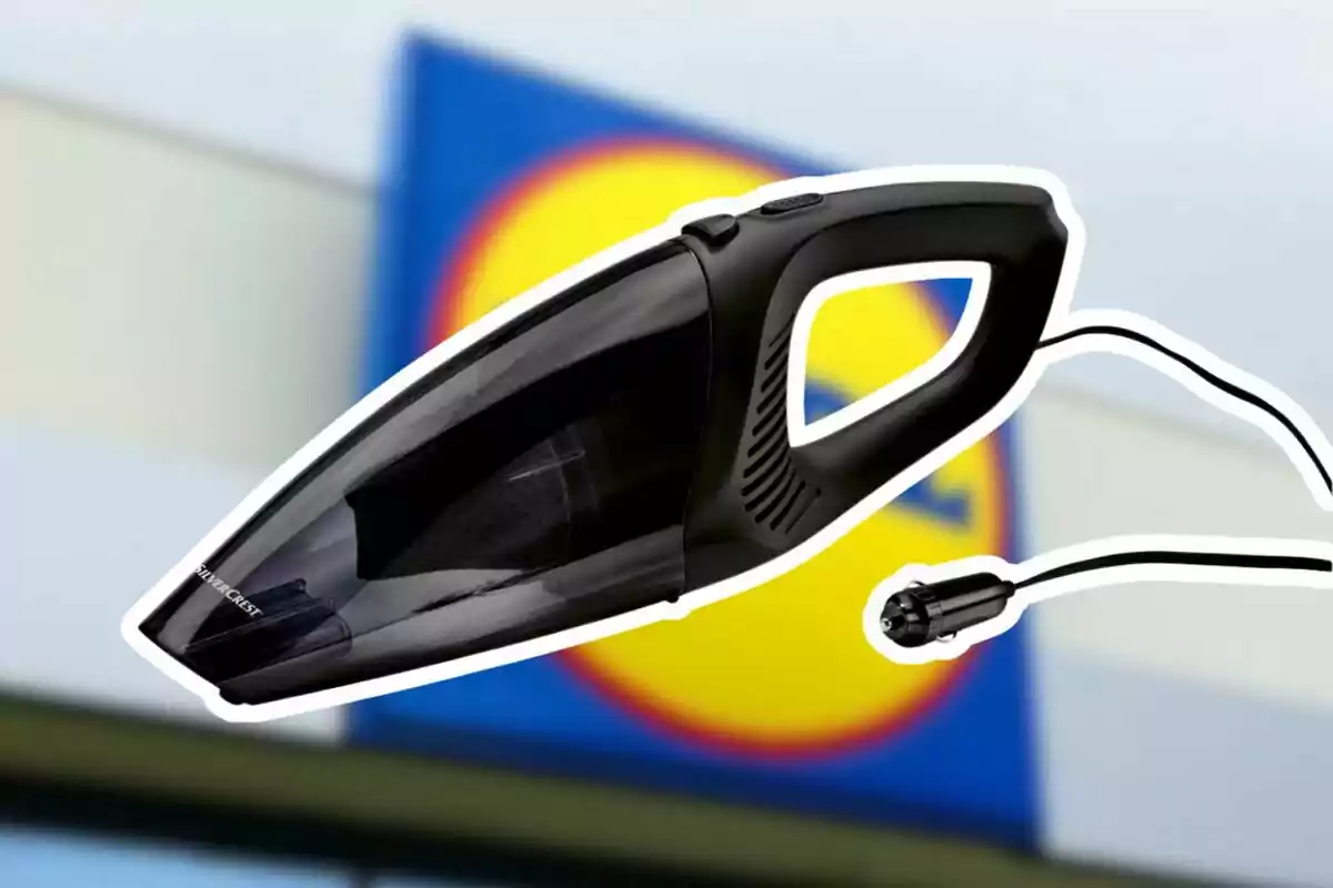 Aspiradora de mano negra con cable frente a un fondo borroso de un logotipo de supermercado. Aspiradora de mano negra con cable frente a un fondo borroso de un logotipo de supermercado.