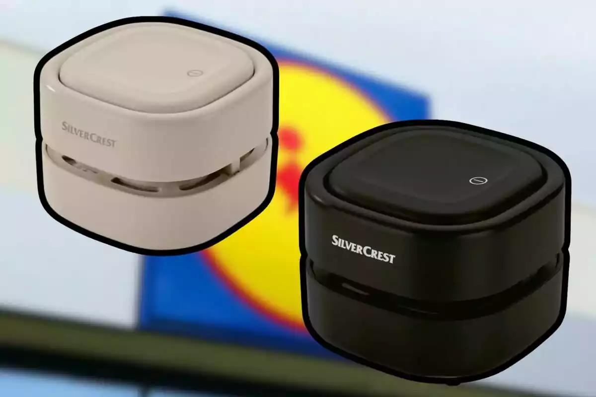 Dos mini aspiradoras de la marca SilverCrest en colores beige y negro con un fondo desenfocado que muestra un logotipo. Dos mini aspiradoras de la marca SilverCrest en colores beige y negro con un fondo desenfocado que muestra un logotipo.