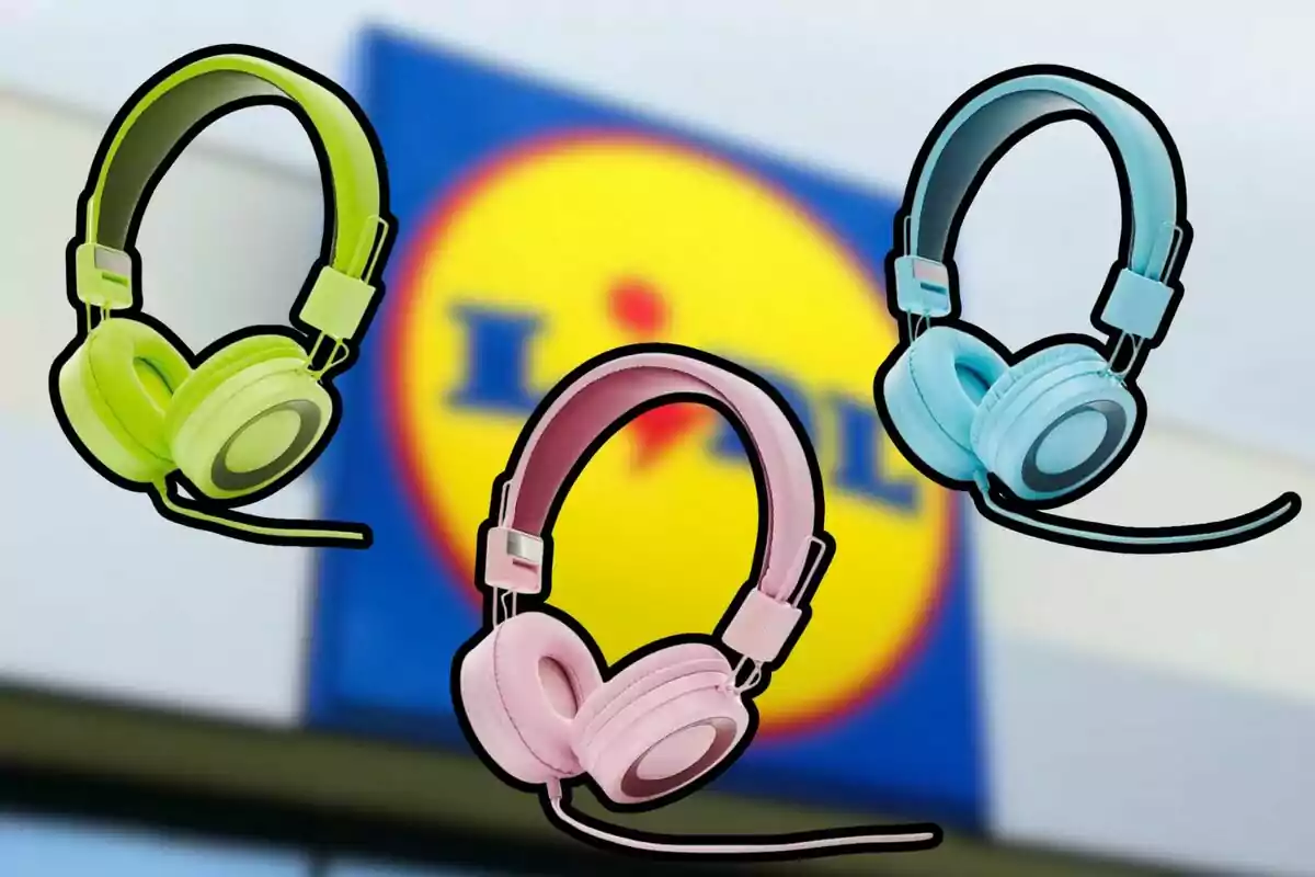 Tres auriculares de colores verde, rosa y azul frente a un cartel borroso de la tienda Lidl Tres auriculares de colores verde, rosa y azul frente a un cartel borroso de la tienda Lidl