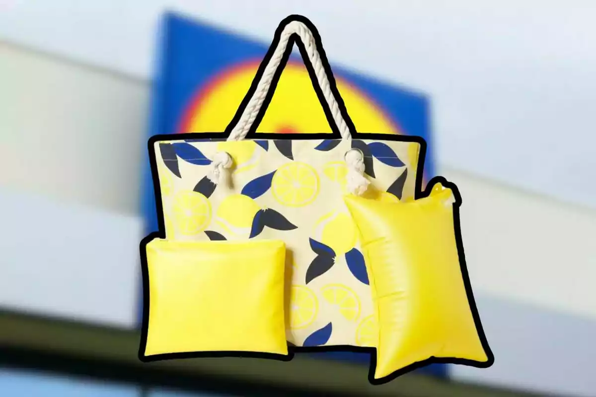 Una bolsa de playa con diseño de limones y hojas azules, acompañada de dos flotadores amarillos, con un fondo desenfocado de colores azul y amarillo. Una bolsa de playa con diseño de limones y hojas azules, acompañada de dos flotadores amarillos, con un fondo desenfocado de colores azul y amarillo.