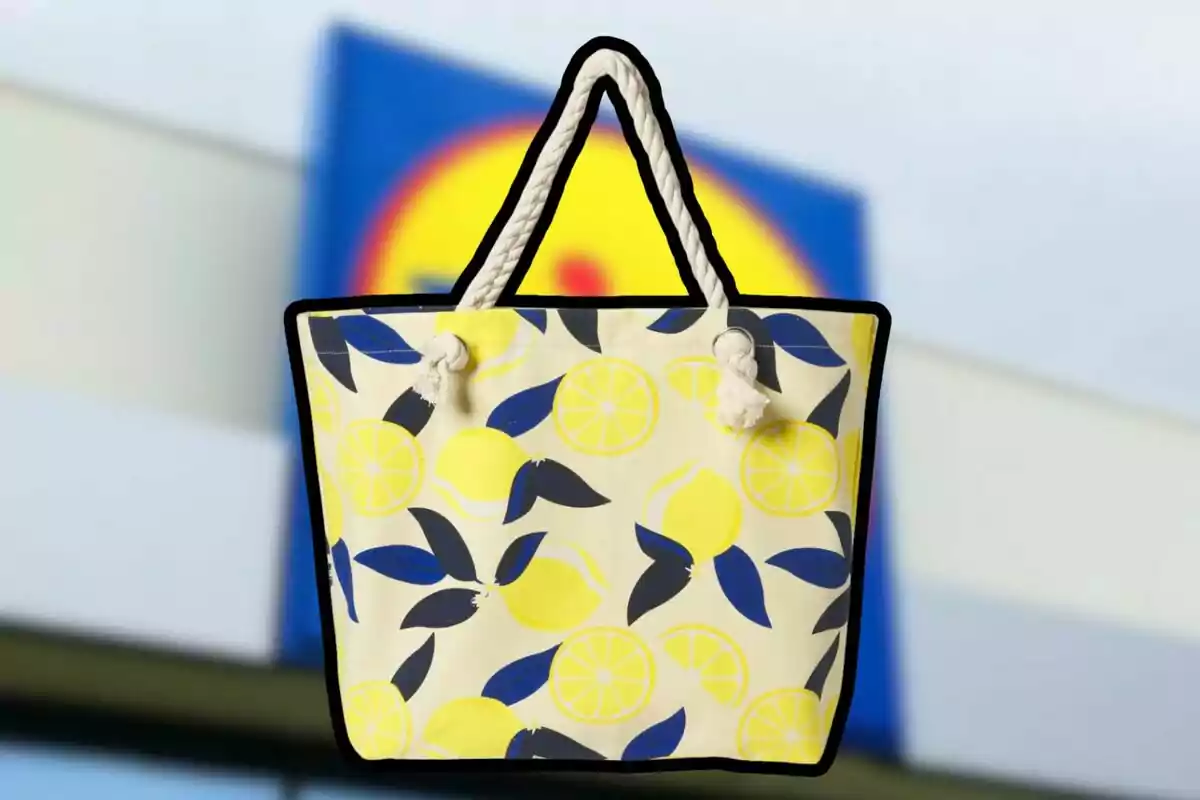 Una bolsa de tela con diseño de limones y hojas azules, con asas de cuerda blanca, sobre un fondo desenfocado. Una bolsa de tela con diseño de limones y hojas azules, con asas de cuerda blanca, sobre un fondo desenfocado.