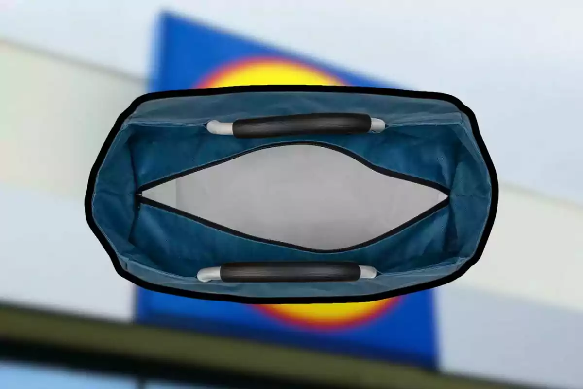 Bolsa de compras azul vista desde arriba con asas negras y fondo desenfocado de un letrero de supermercado Bolsa de compras azul vista desde arriba con asas negras y fondo desenfocado de un letrero de supermercado