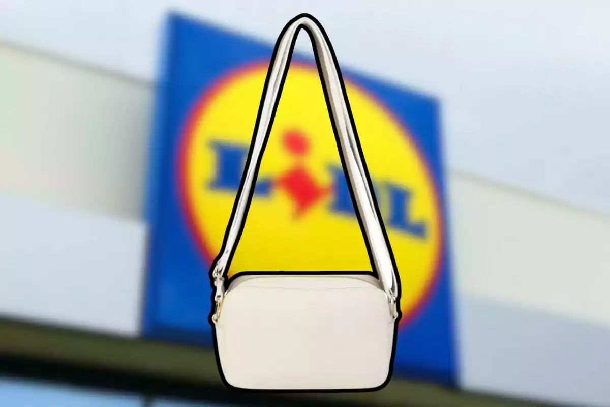 Un bolso blanco con correas negras se muestra frente a un fondo borroso con un logotipo circular azul y amarillo.