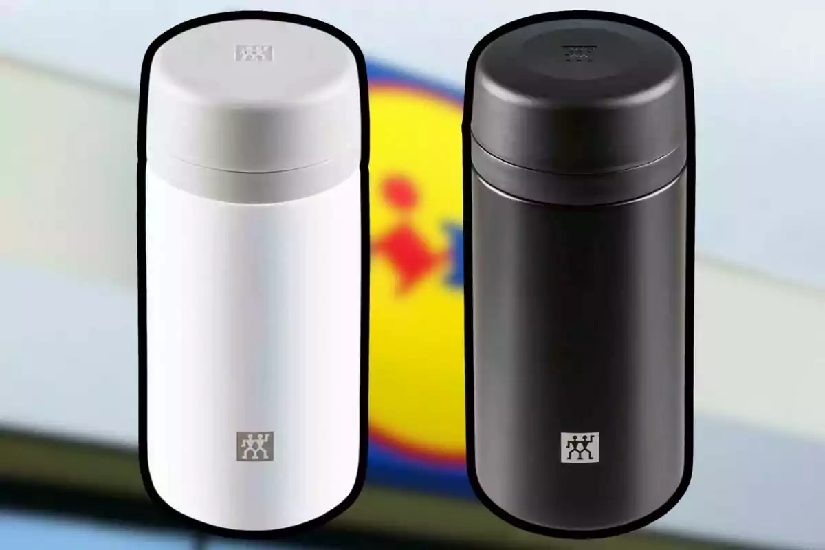 Dos termos de acero inoxidable, uno blanco y otro negro, con un logotipo en la parte inferior, sobre un fondo desenfocado. Dos termos de acero inoxidable, uno blanco y otro negro, con un logotipo en la parte inferior, sobre un fondo desenfocado.