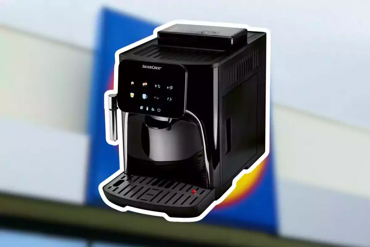 Cafetera automática SilverCrest de color negro con panel de control táctil sobre un fondo desenfocado Cafetera automática SilverCrest de color negro con panel de control táctil sobre un fondo desenfocado