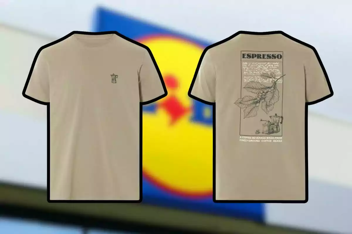 Dos camisetas beige con ilustraciones relacionadas con el café y la palabra espresso al fondo se distingue un letrero borroso de colores azul amarillo y rojo Dos camisetas beige con ilustraciones relacionadas con el café y la palabra espresso al fondo se distingue un letrero borroso de colores azul amarillo y rojo