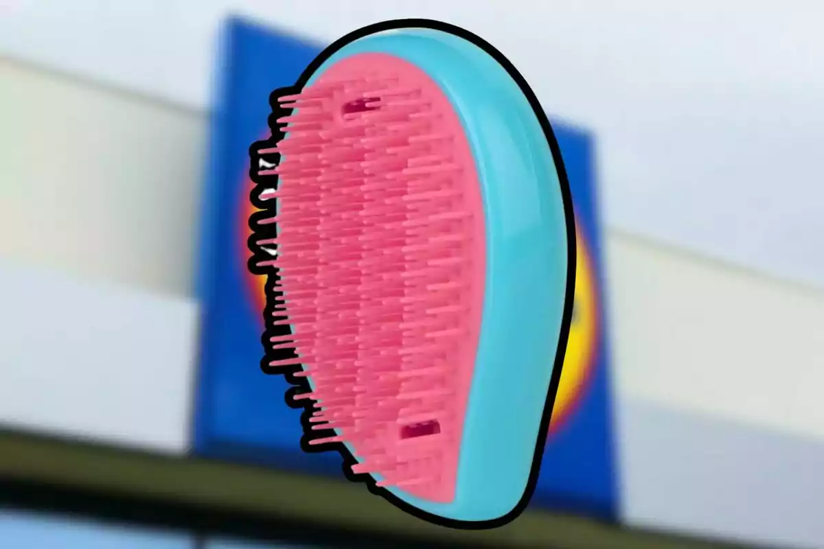 Cepillo desenredante de plástico en colores rosa y azul con fondo desenfocado de una tienda Cepillo desenredante de plástico en colores rosa y azul con fondo desenfocado de una tienda