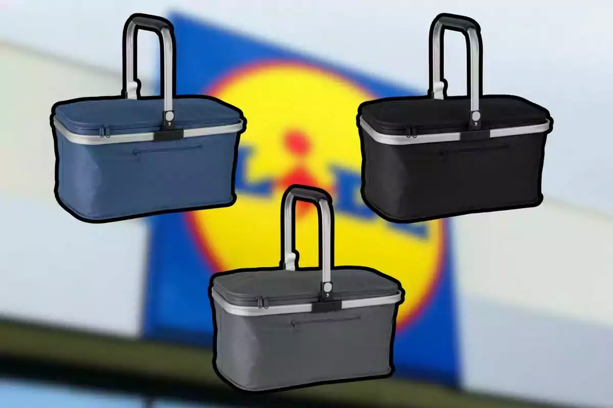Tres cestas de picnic en colores azul, negro y gris se muestran frente a un fondo desenfocado con un logotipo reconocible. Tres cestas de picnic en colores azul, negro y gris se muestran frente a un fondo desenfocado con un logotipo reconocible.
