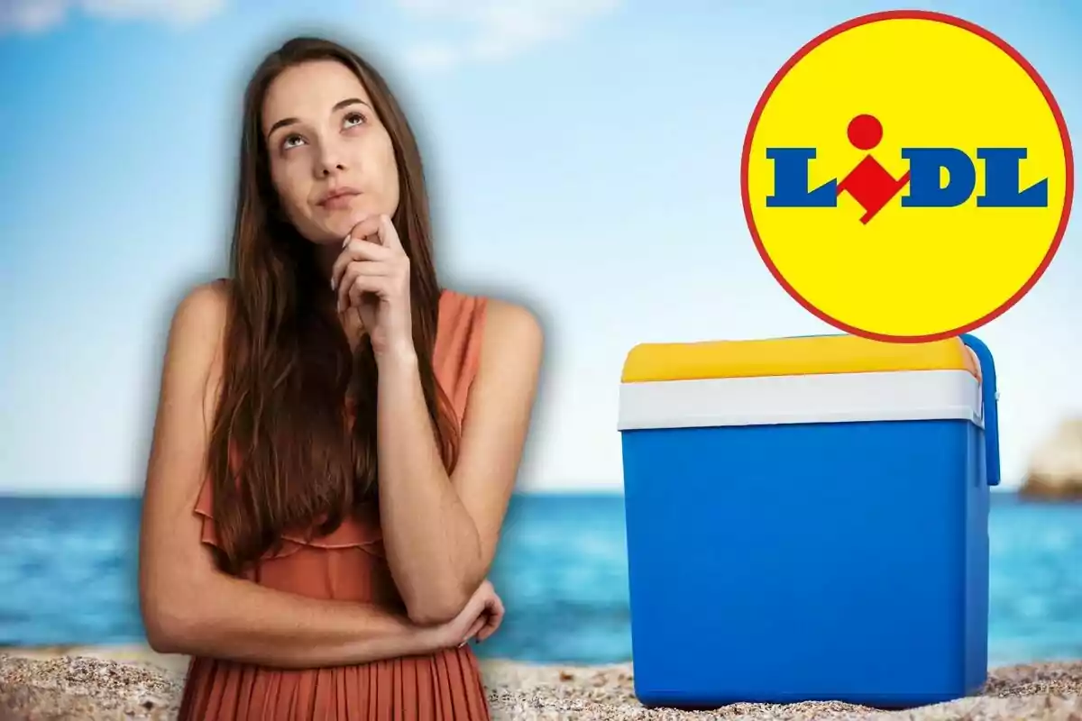 Una mujer pensativa junto a una nevera portátil azul en la playa con el logo de una tienda en la esquina superior derecha.