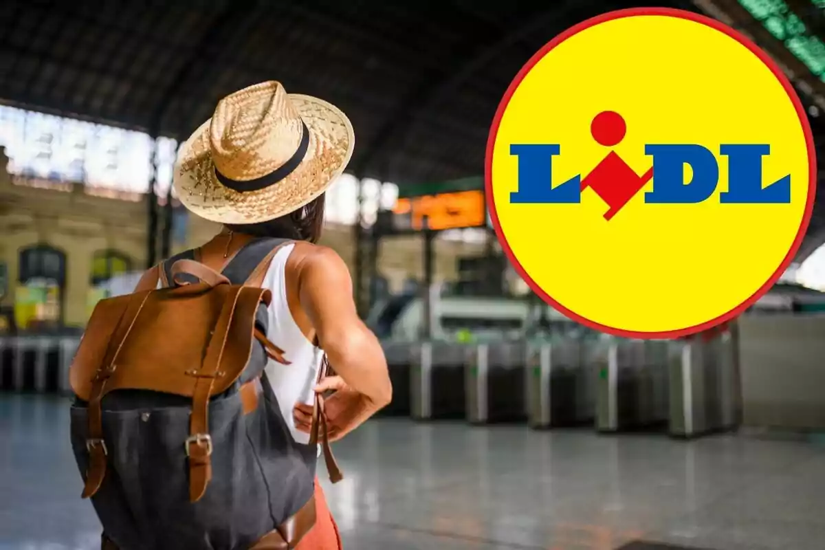 Mujer con sombrero y mochila en una estación de tren junto al logo de Lidl