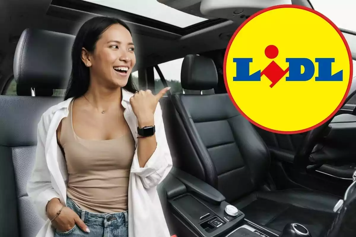 Una persona sonriente dentro de un automóvil señalando hacia un logotipo circular amarillo y rojo con letras azules.