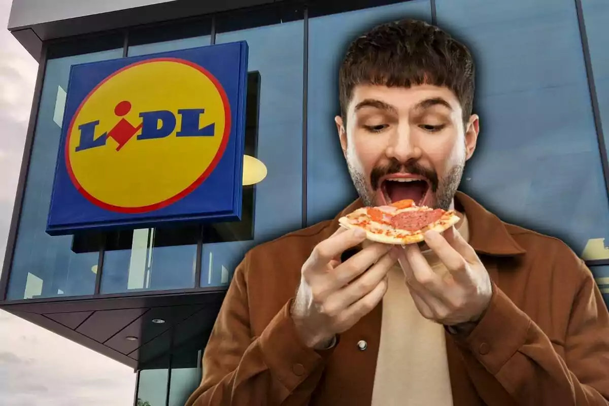 Un hombre sosteniendo una pizza pequeña frente a una tienda con el logo de Lidl.