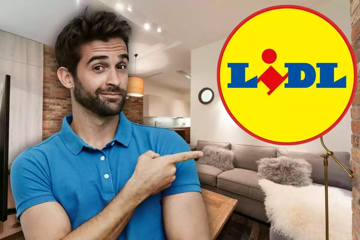 Hombre con camisa azul señalando el logo de Lidl en una sala de estar moderna.