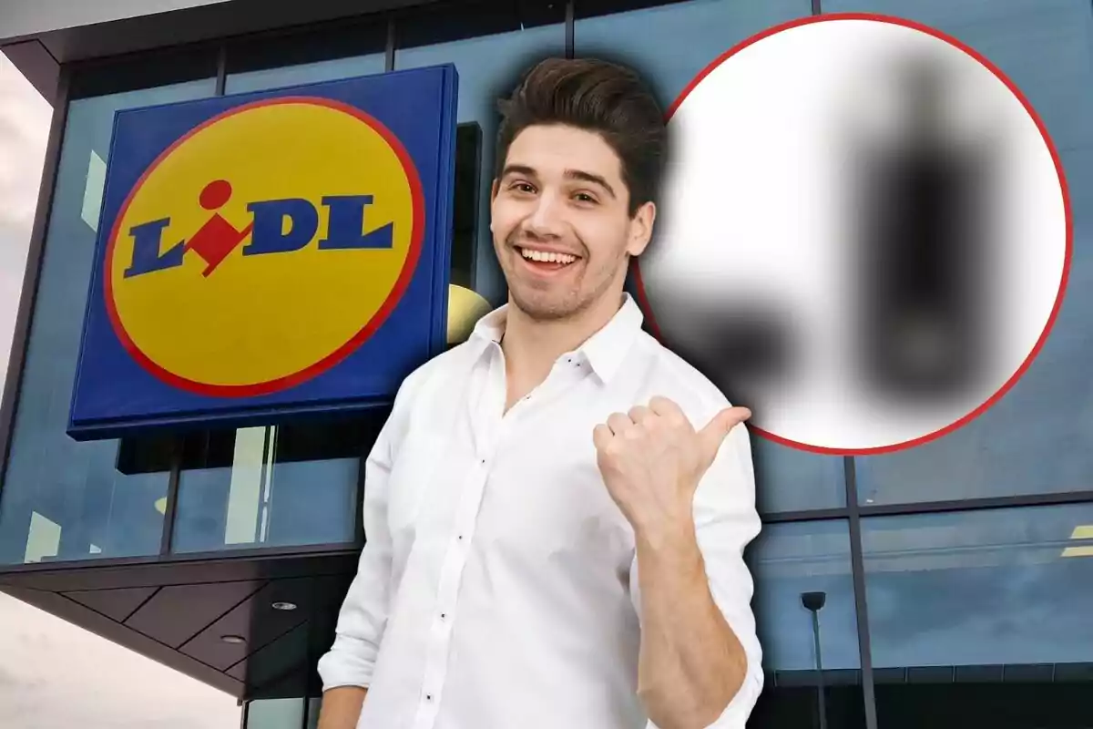 Un hombre sonriente con camisa blanca señala hacia un logotipo de Lidl en un edificio moderno.