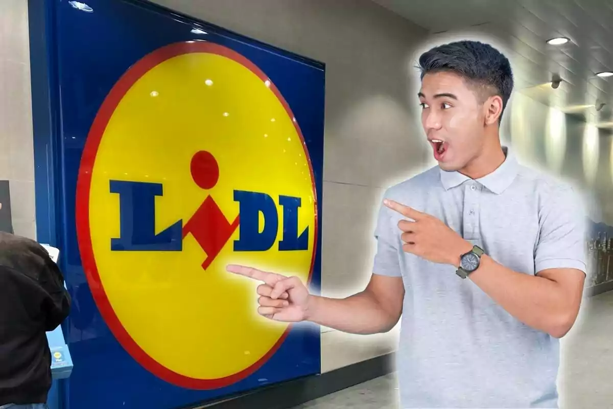 Un hombre con una camiseta gris señala sorprendido el logotipo de Lidl en una tienda.