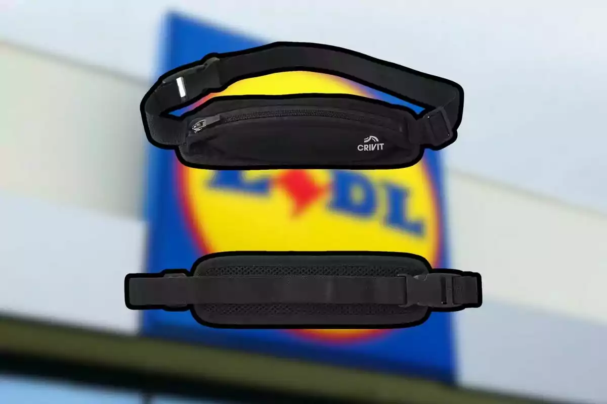 Dos vistas de una riñonera negra de la marca Crivit con el logo de Lidl desenfocado al fondo Dos vistas de una riñonera negra de la marca Crivit con el logo de Lidl desenfocado al fondo