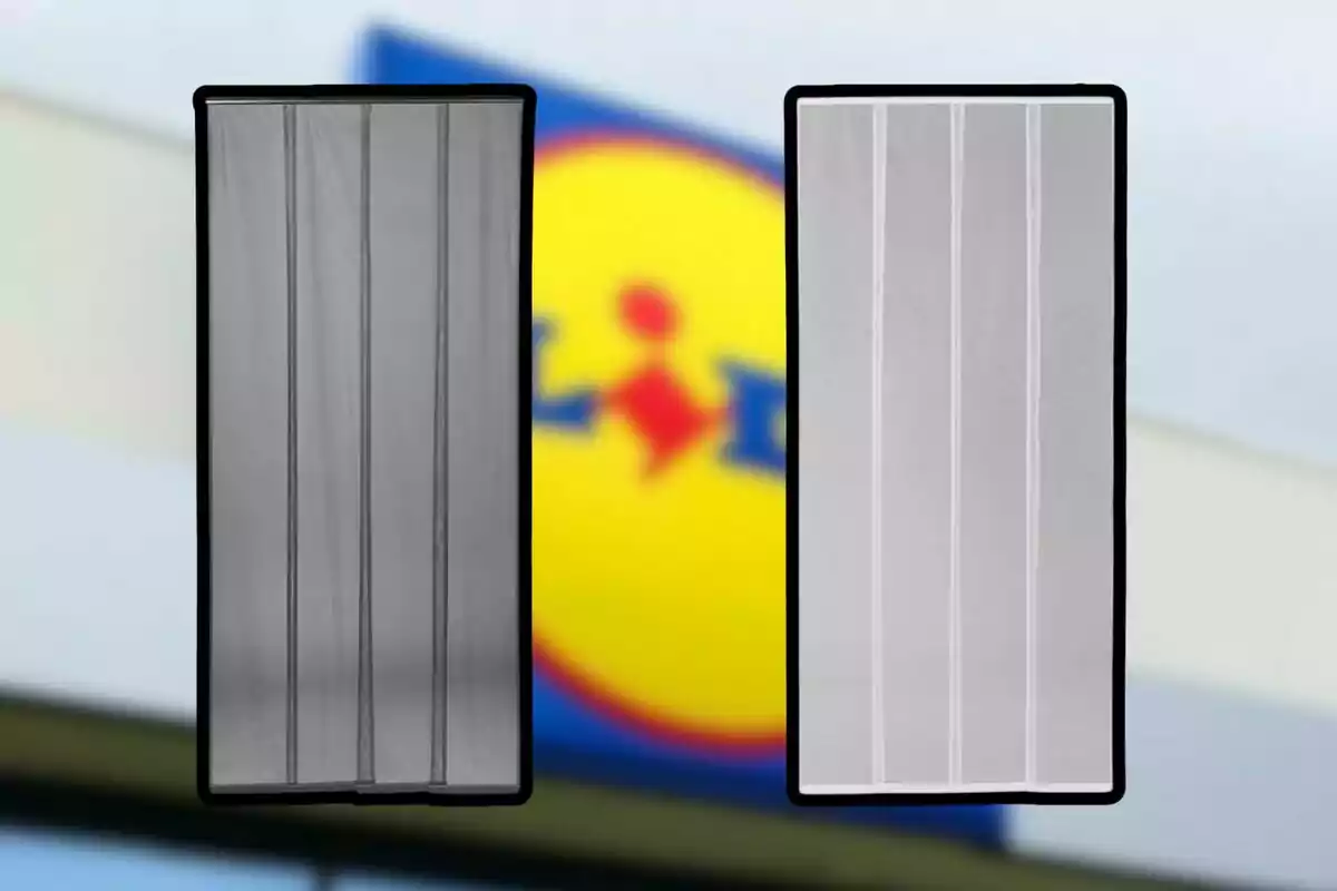 Dos cortinas de tiras magnéticas, una negra y una blanca, con el logo de Lidl desenfocado al fondo Dos cortinas de tiras magnéticas, una negra y una blanca, con el logo de Lidl desenfocado al fondo