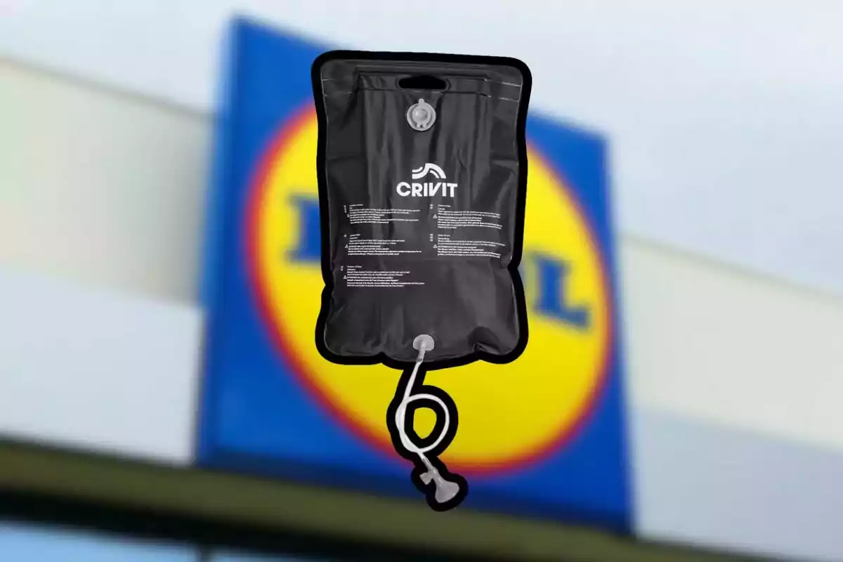 Una ducha portátil de la marca Crivit se muestra frente a un cartel borroso de un supermercado. Una ducha portátil de la marca Crivit se muestra frente a un cartel borroso de un supermercado.