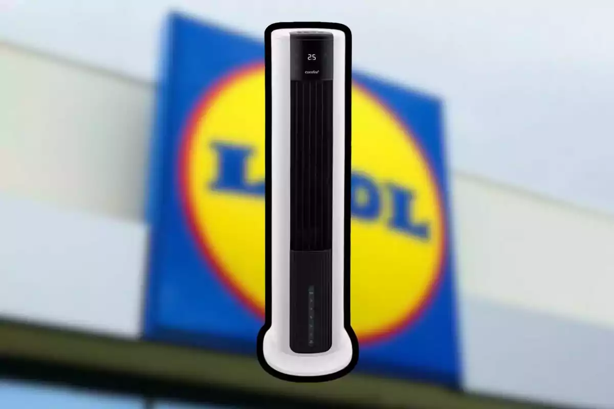Ventilador de torre en primer plano con el logo de Lidl desenfocado al fondo Ventilador de torre en primer plano con el logo de Lidl desenfocado al fondo