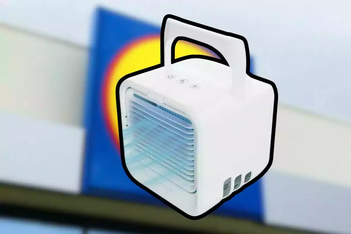 Aire acondicionado portátil blanco con asa frente a un fondo desenfocado de colores azul y amarillo Aire acondicionado portátil blanco con asa frente a un fondo desenfocado de colores azul y amarillo