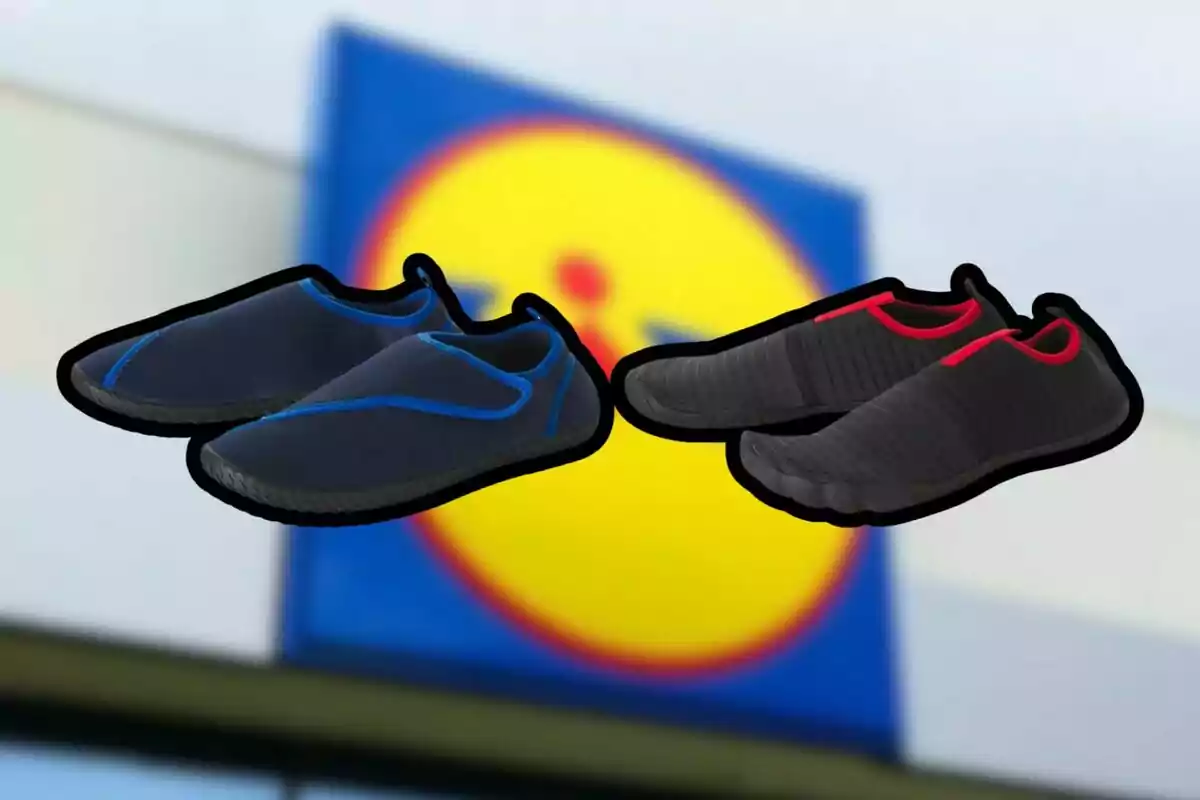 Dos pares de zapatos deportivos en colores azul y negro con fondo desenfocado de un logotipo. Dos pares de zapatos deportivos en colores azul y negro con fondo desenfocado de un logotipo.