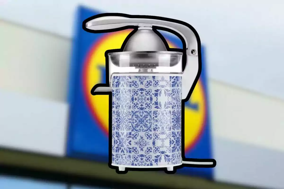 Un exprimidor de diseño azul y blanco con un fondo borroso de un logotipo de supermercado. Un exprimidor de diseño azul y blanco con un fondo borroso de un logotipo de supermercado.