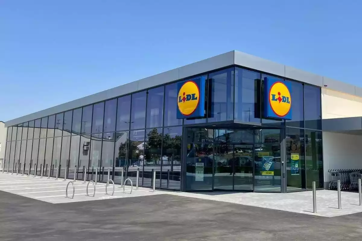 Imagen de esquina de tienda grande de Lidl, con cristaleras, desde el exterior Imagen de esquina de tienda grande de Lidl, con cristaleras, desde el exterior