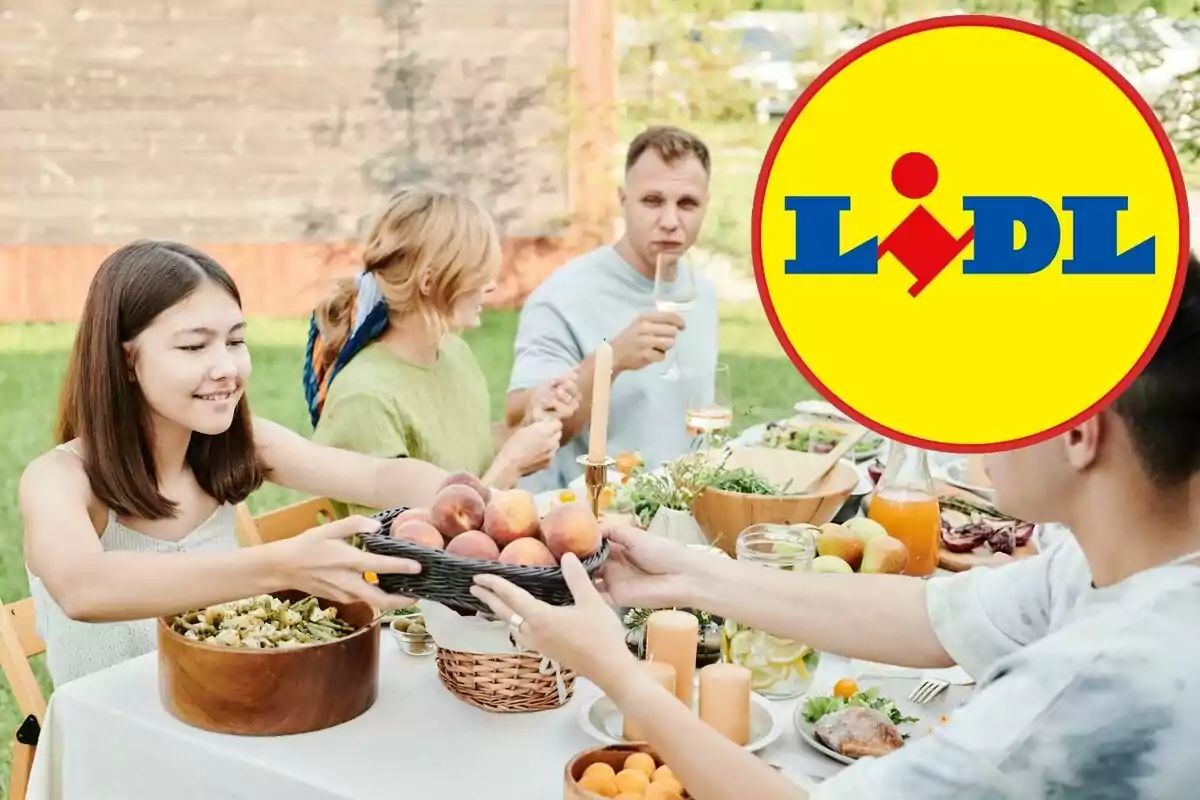Una familia disfrutando de una comida al aire libre con un logotipo de Lidl superpuesto en la esquina superior derecha.