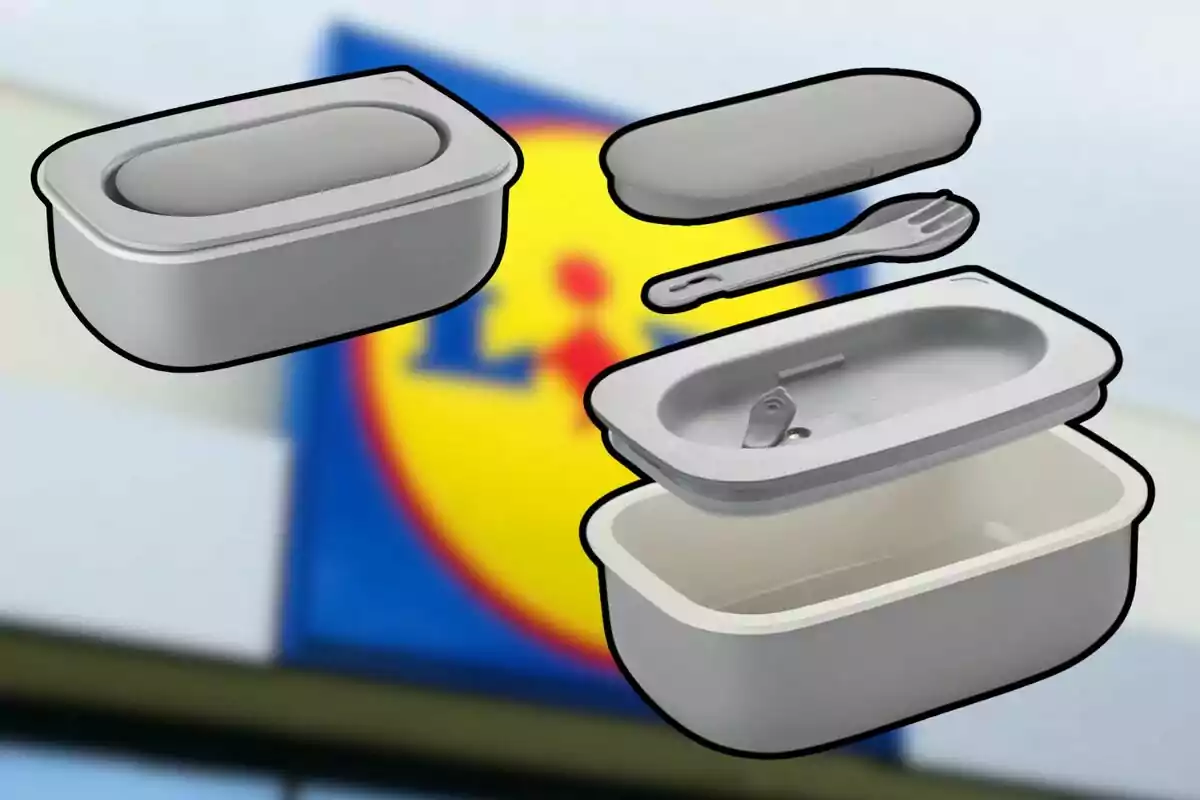 Contenedores de comida grises con utensilios sobre un fondo desenfocado de un logotipo. Contenedores de comida grises con utensilios sobre un fondo desenfocado de un logotipo.