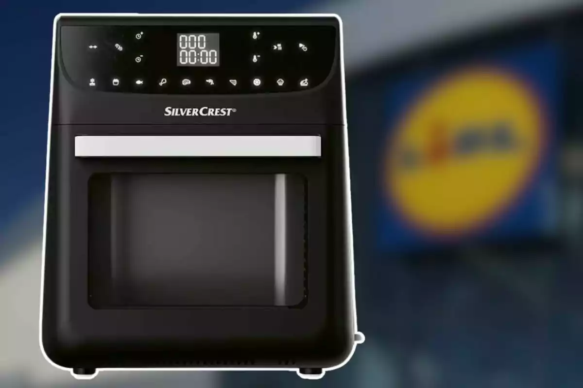 Horno eléctrico SilverCrest con pantalla digital y controles táctiles, con un fondo desenfocado de una tienda. Horno eléctrico SilverCrest con pantalla digital y controles táctiles, con un fondo desenfocado de una tienda.