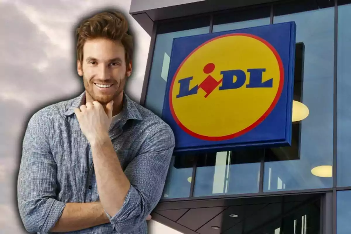 Un hombre sonriente con camisa de cuadros posa frente a un edificio con el logotipo de Lidl.