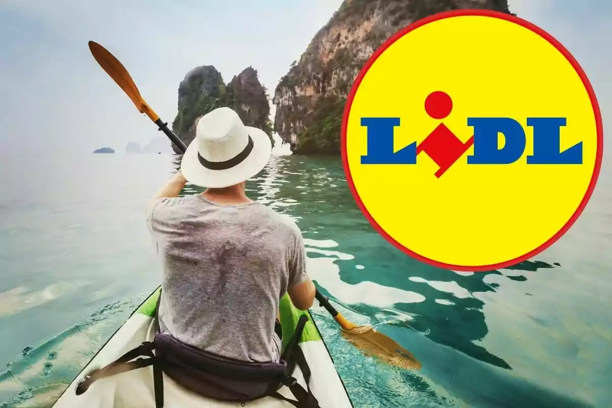 Una persona en un kayak remando en aguas tranquilas con un sombrero blanco y un logotipo de Lidl superpuesto en la esquina superior derecha.