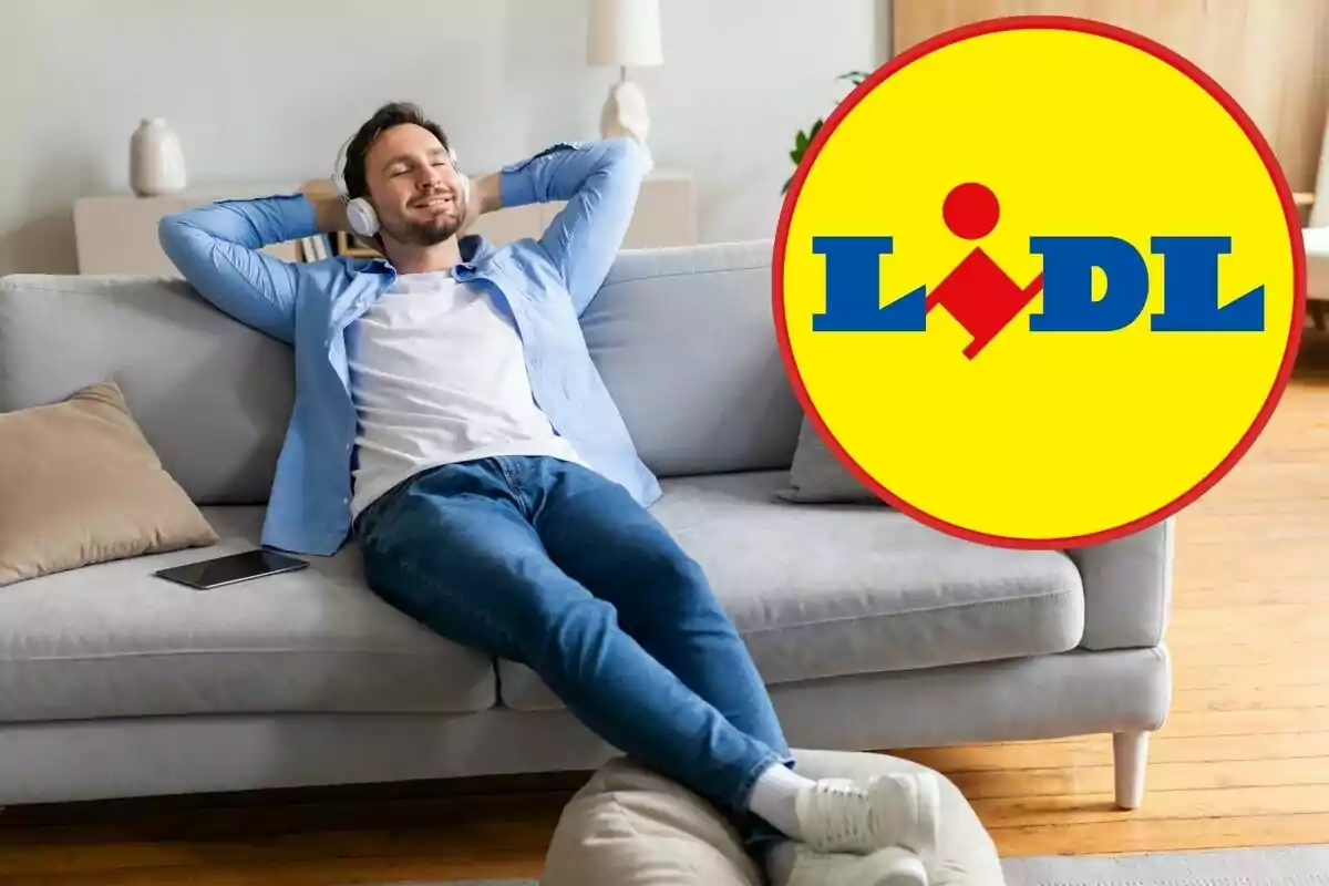 Hombre relajado escuchando música en un sofá con el logo de Lidl grande a la derecha