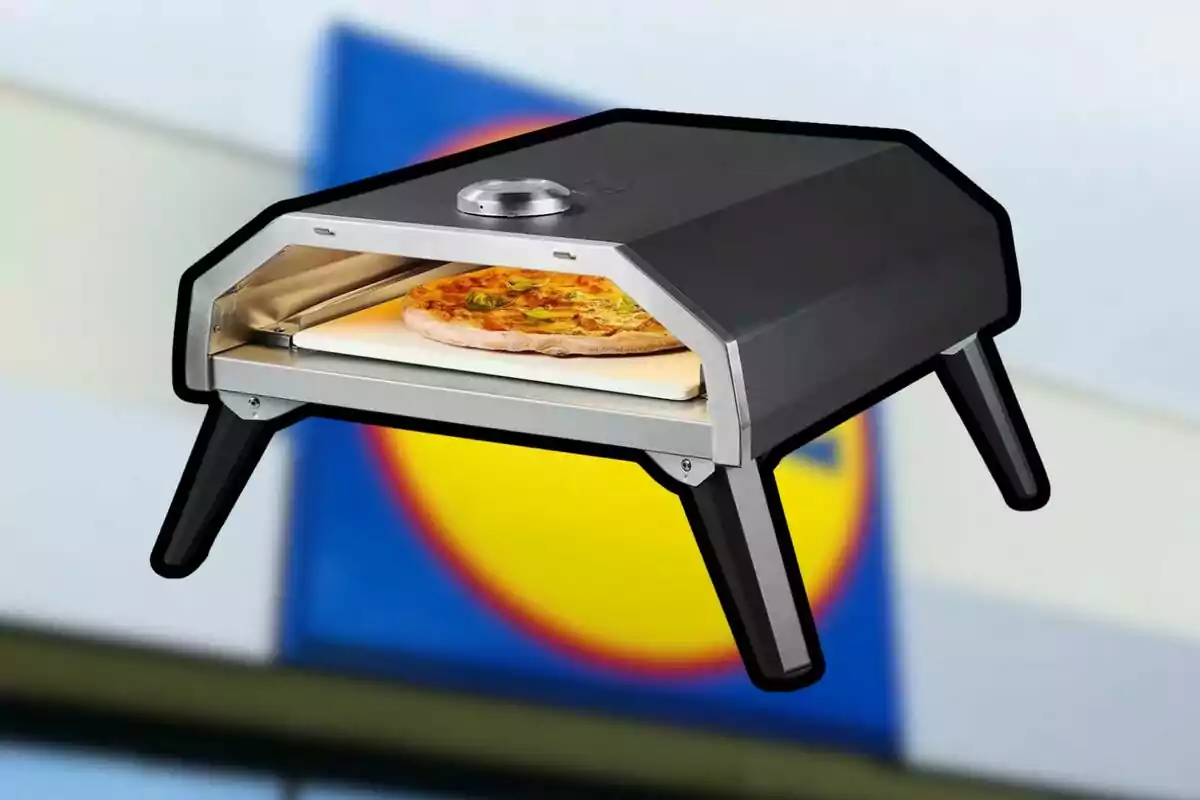 Horno portátil para pizza con una pizza cocinándose en su interior. Horno portátil para pizza con una pizza cocinándose en su interior.