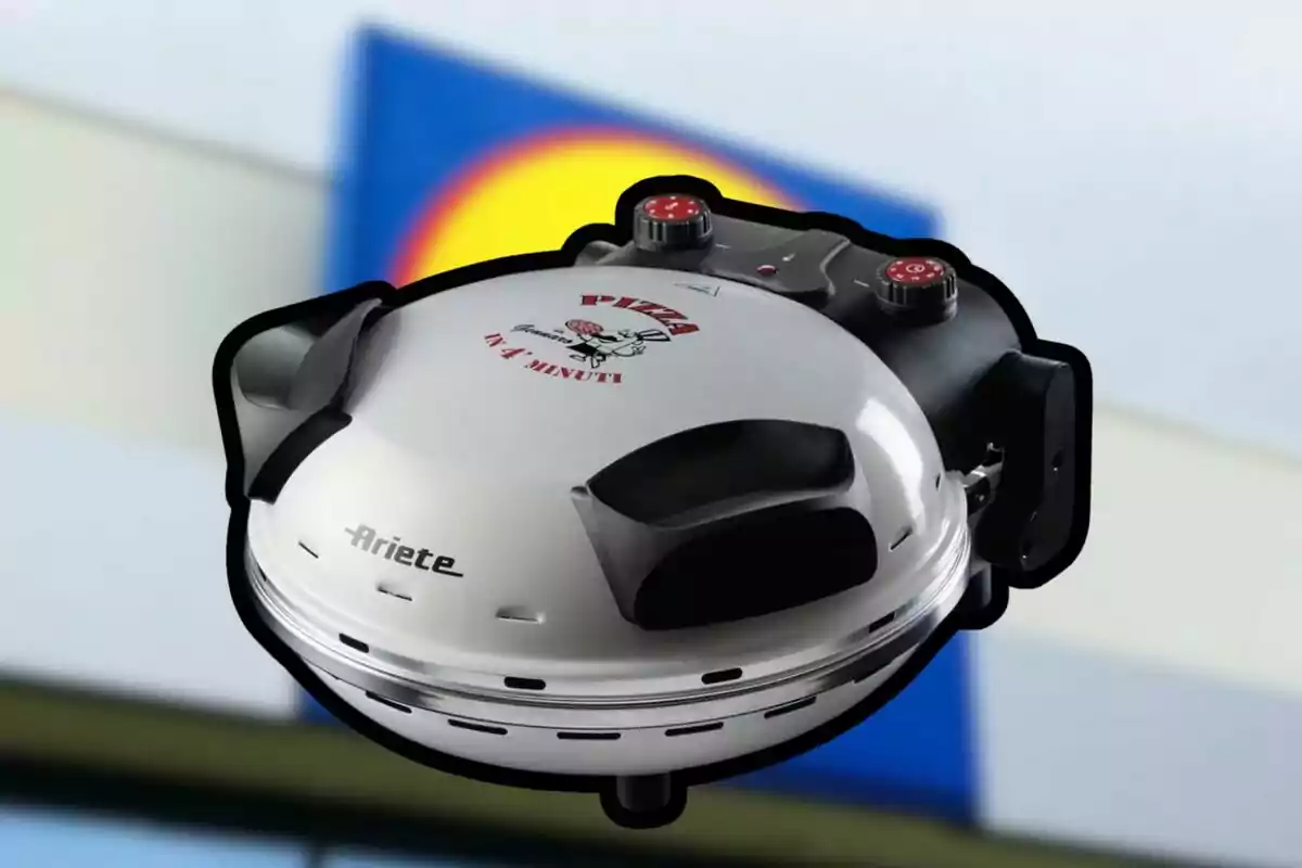 Una máquina para hacer pizza de la marca Ariete con un diseño moderno y controles en la parte superior. Una máquina para hacer pizza de la marca Ariete con un diseño moderno y controles en la parte superior.
