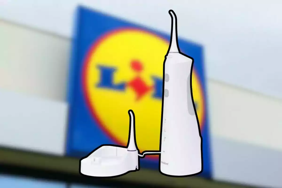 Un irrigador dental blanco frente a un cartel borroso de una tienda. Un irrigador dental blanco frente a un cartel borroso de una tienda.